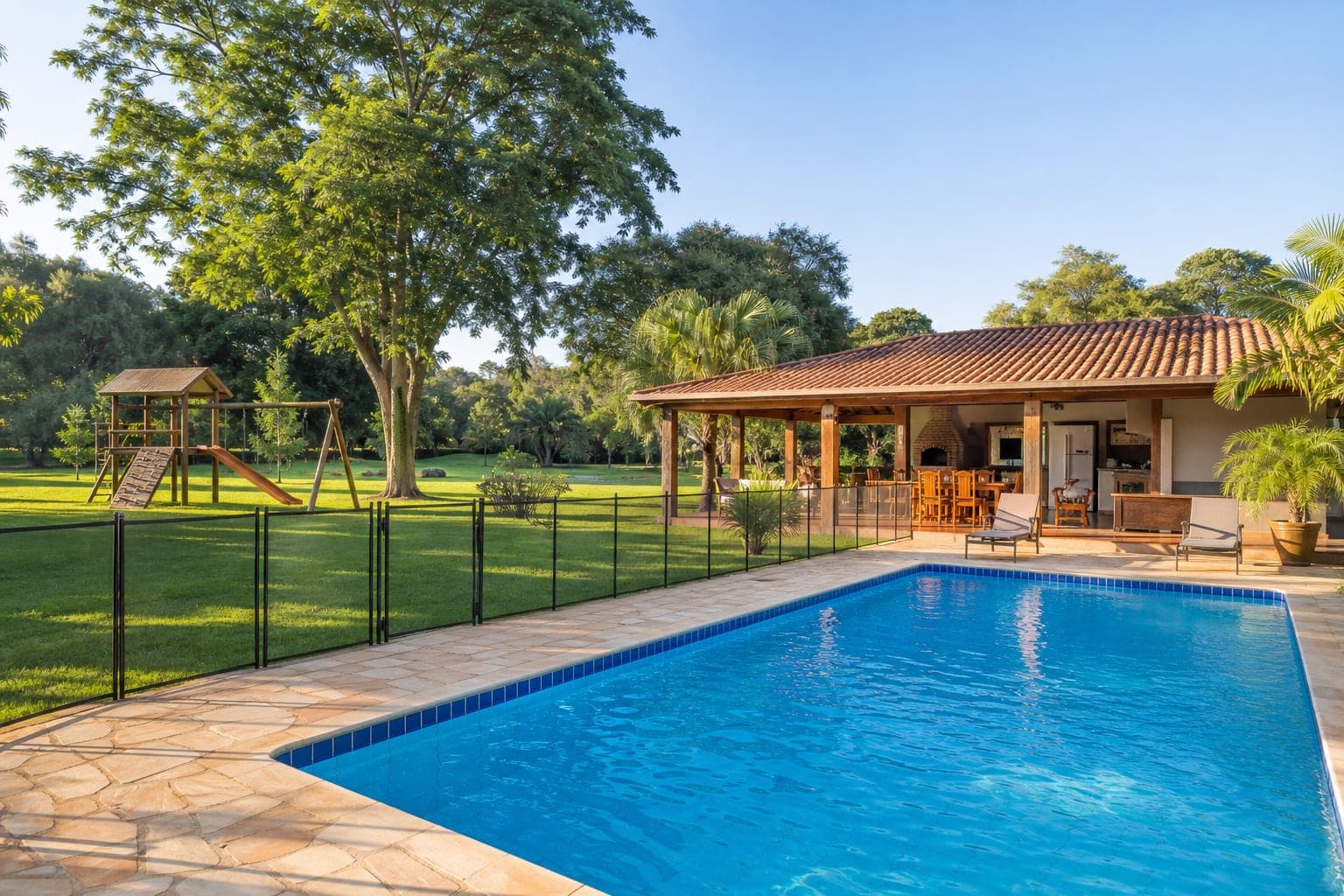 Recanto familiar com piscina, playground e espaço gourmet